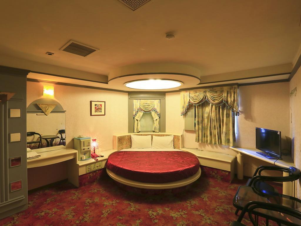 Broadway Hotel Taichung Exterior photo
