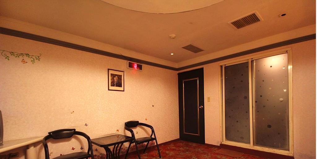 Broadway Hotel Taichung Exterior photo